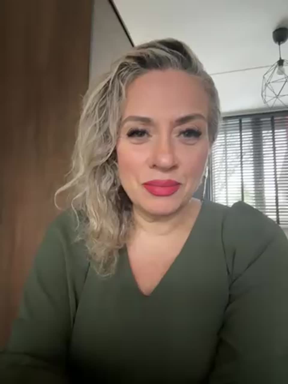 Still image out of testimonial from Helen 