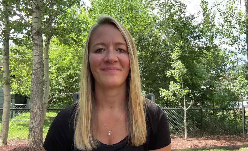 Still image out of testimonial from Jennifer Nelson-Hawks