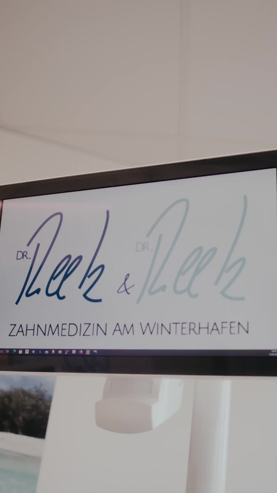 Still image out of testimonial from Zahnmedizin am Winterhafen