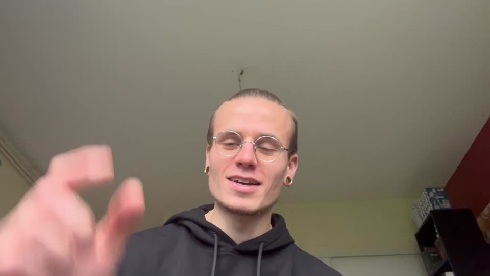 Still image out of testimonial from Akya