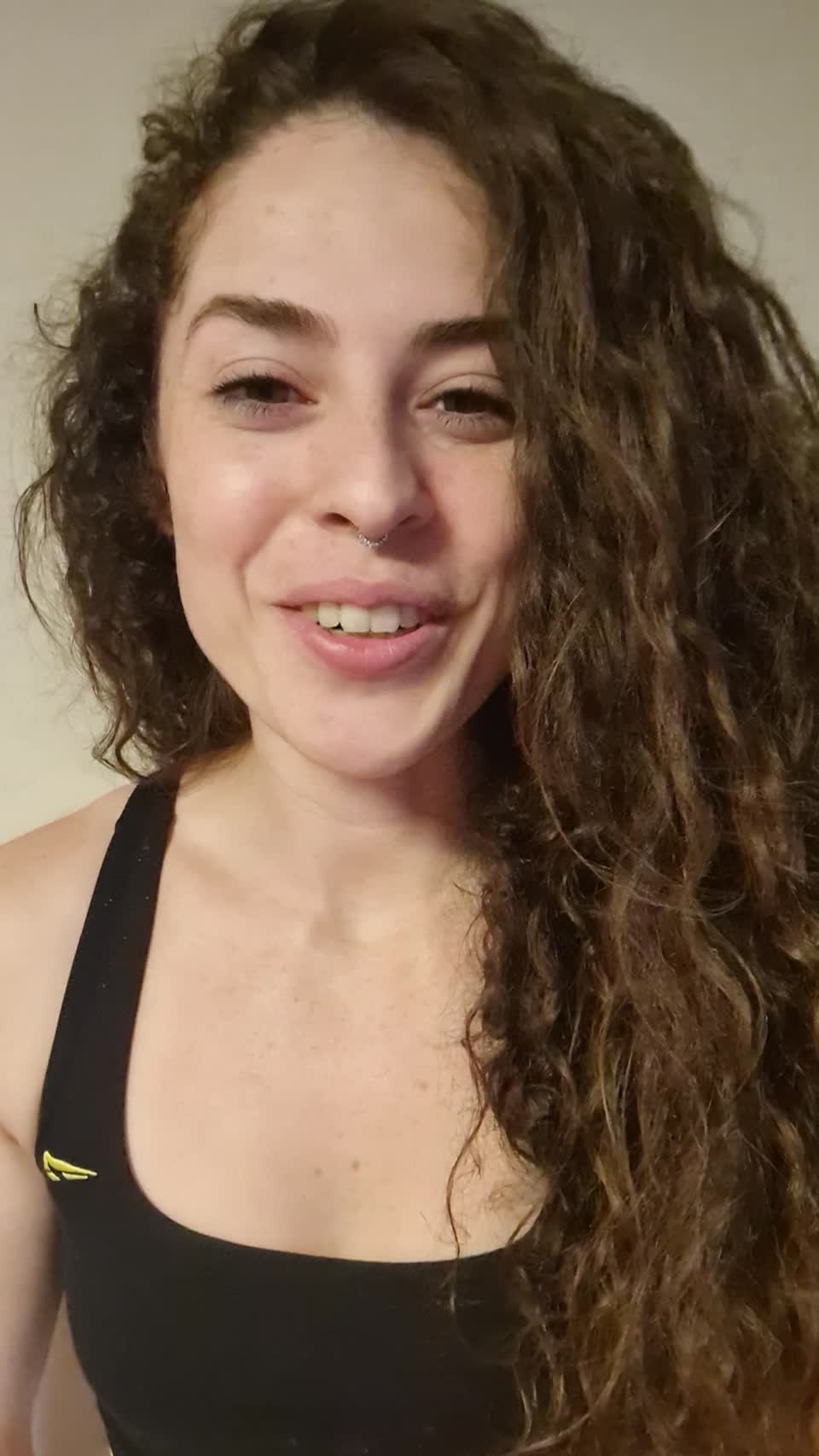 Still image out of testimonial from Carolina Castilhos Panigas 