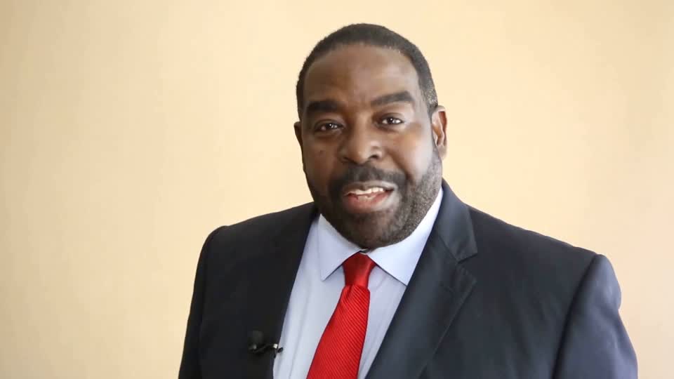 Still image out of testimonial from Les Brown