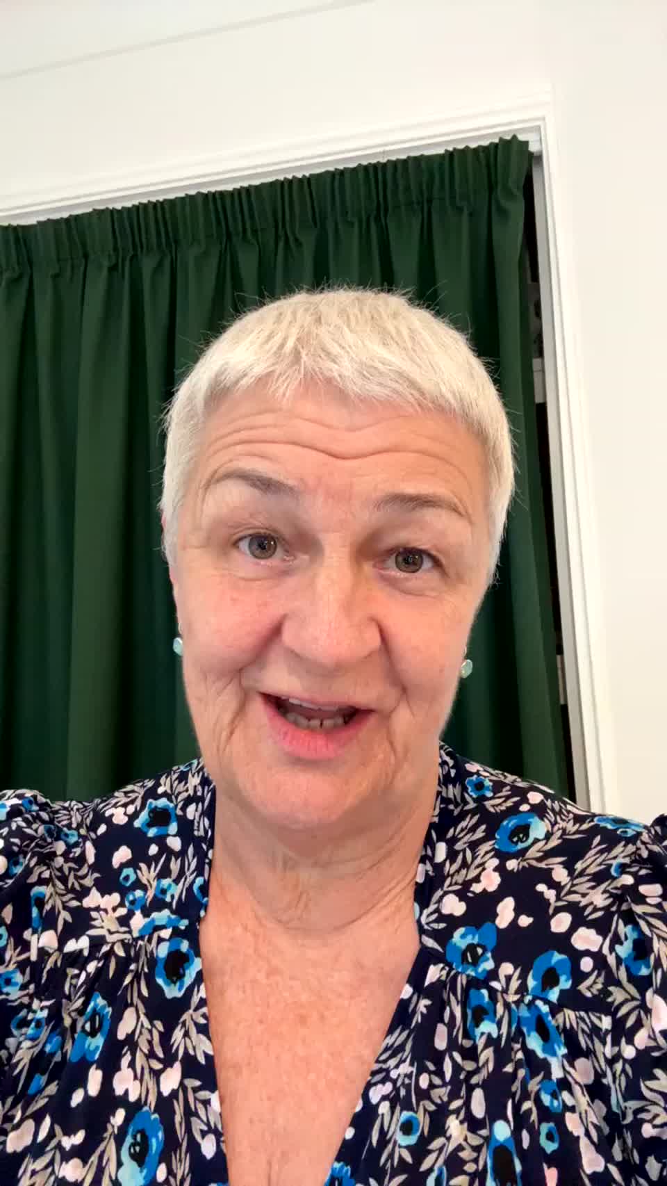 Still image out of testimonial from Toni Powell