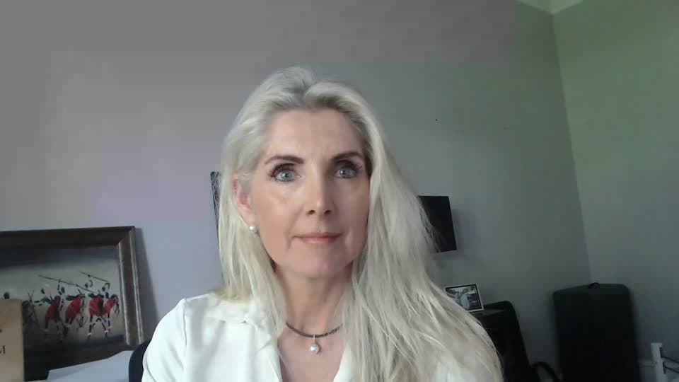 Still image out of testimonial from Lesa Hinchliffe