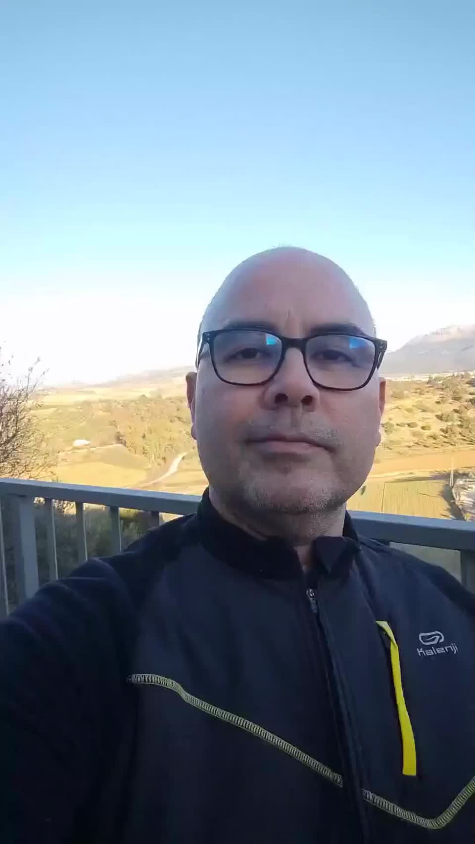 Still image out of testimonial from Dr. Luis Cueva