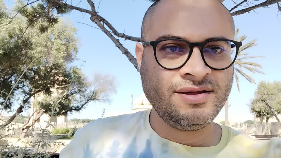 Still image out of testimonial from Andres