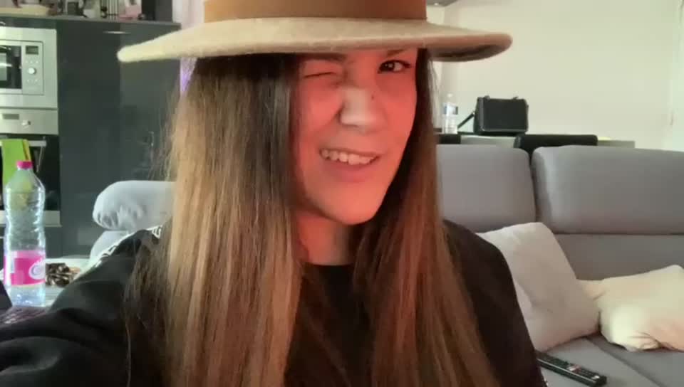 Still image out of testimonial from Anne-Cécile