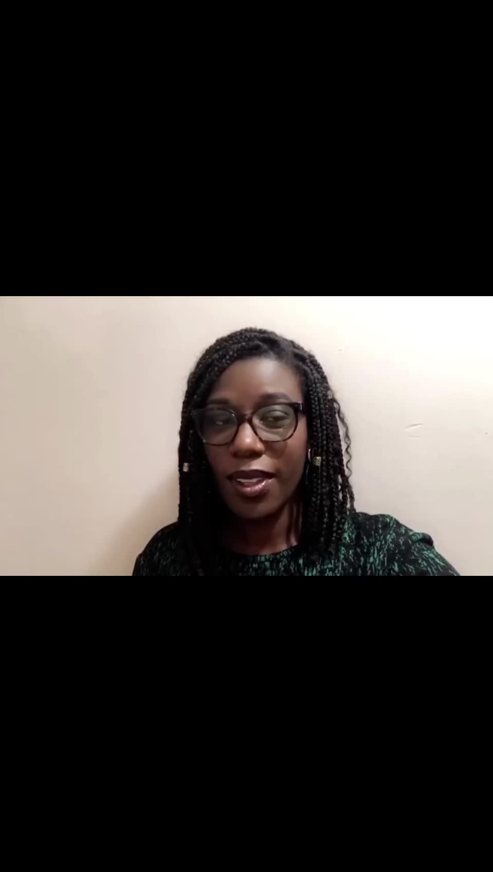 Still image out of testimonial from Caroline