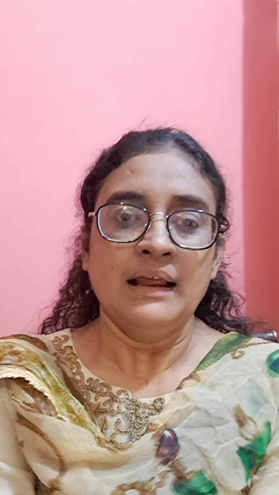 Still image out of testimonial from Erum Shaheen