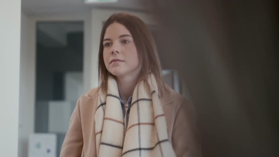 Still image out of testimonial from Sarah