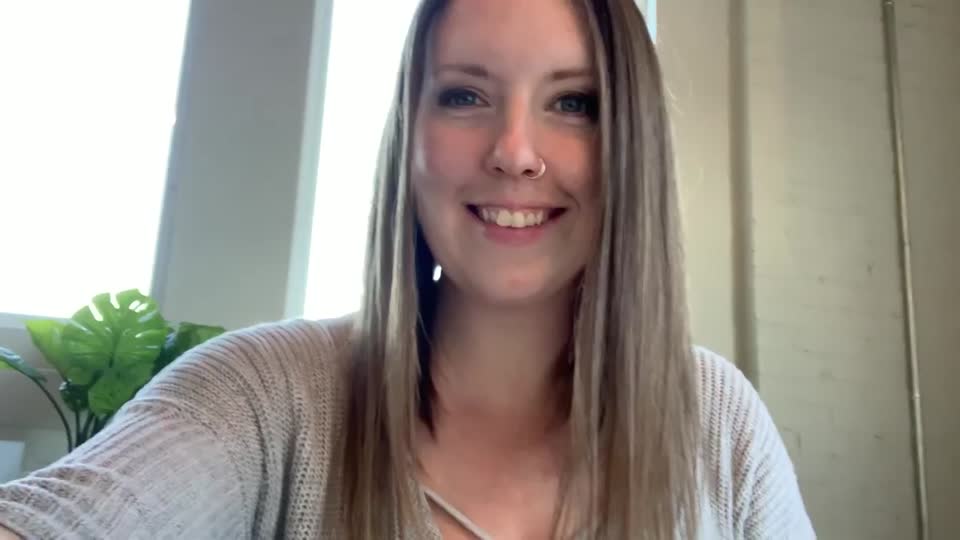 Still image out of testimonial from Laura Wallace