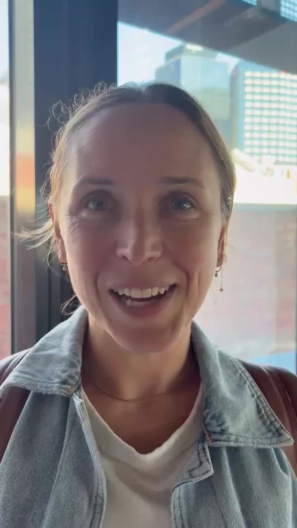 Still image out of testimonial from Samantha Woolsey